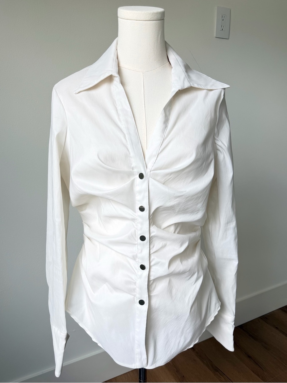 VTG Cache White Ruched Button-Front Shirt with Black Buttons